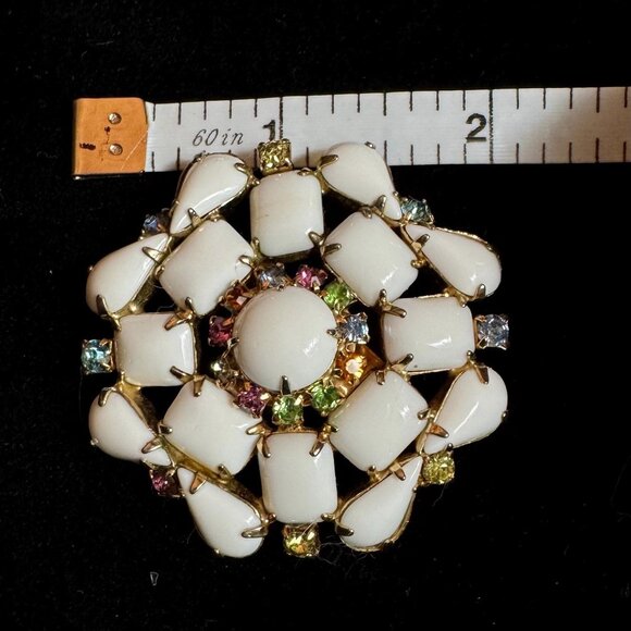 Vintage milk glass Cameo Broach with Rhinestones - Picture 7 of 10